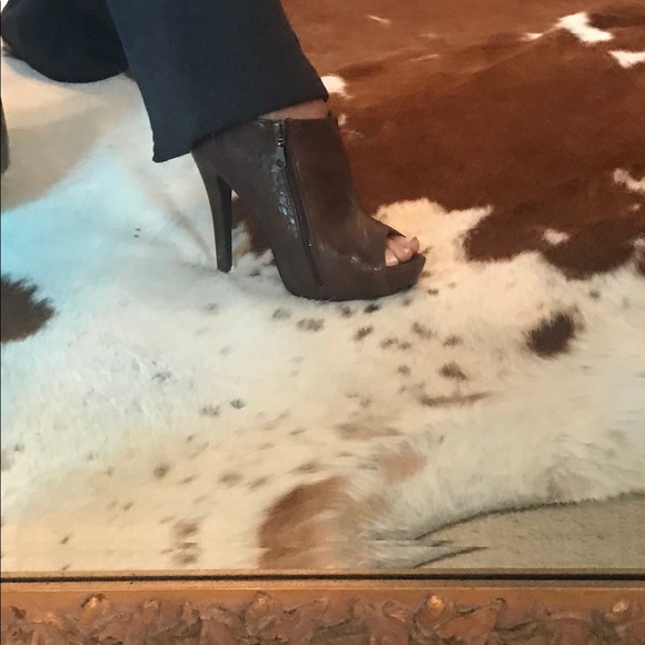 PEEP TOE SNAKE PRINT BOOTIES - Picture 7 of 8